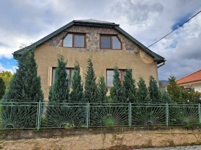 Rodinný dom s veľkým pozemkom, Trenčianske Jastrabie. - 1