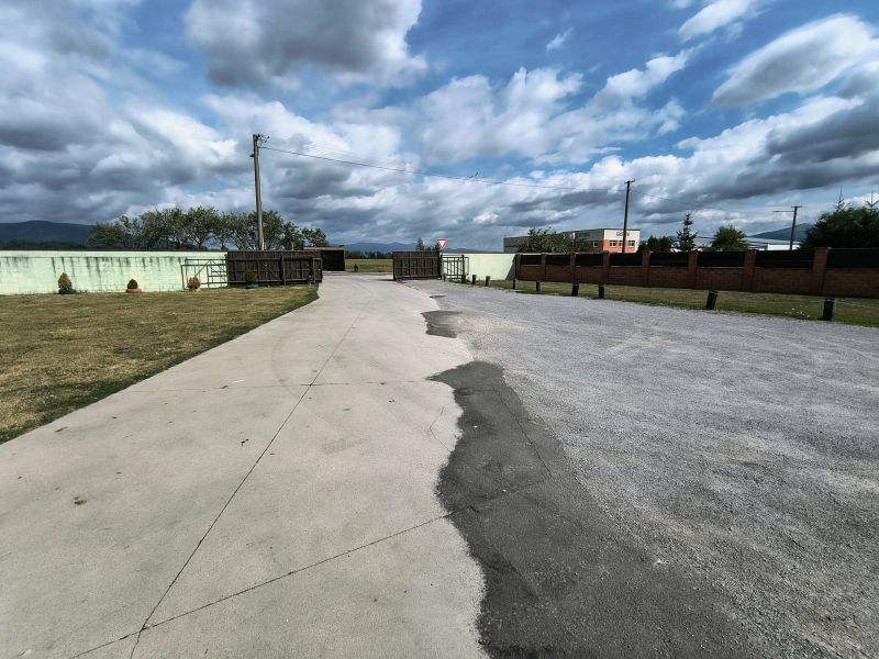 Reštaurácia pri hlavnej ceste s veľkým pozemkom - 8