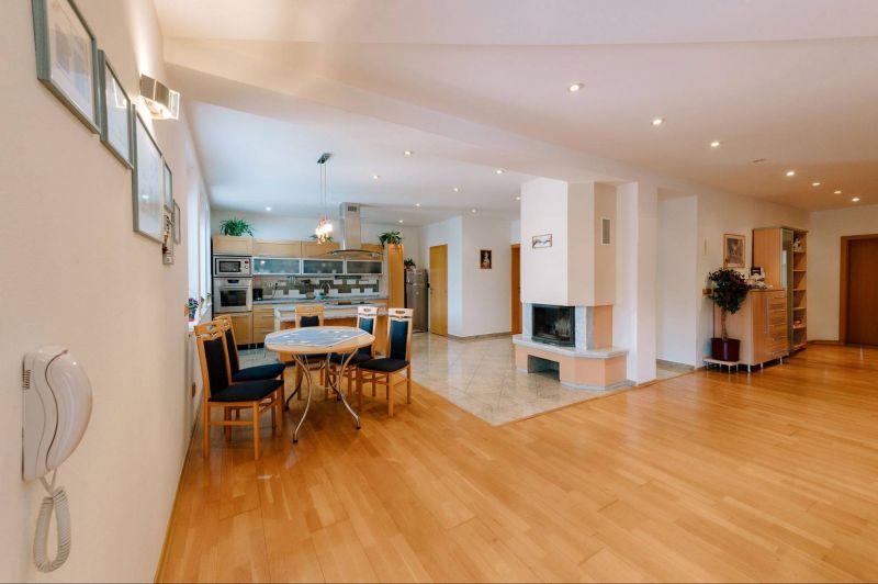 Rodinný dom s garážou a bazénom - 10