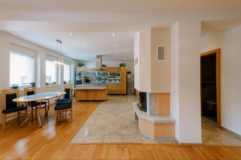 Rodinný dom s garážou a bazénom - 6