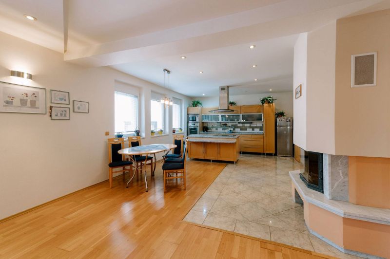 Rodinný dom s garážou a bazénom - 7