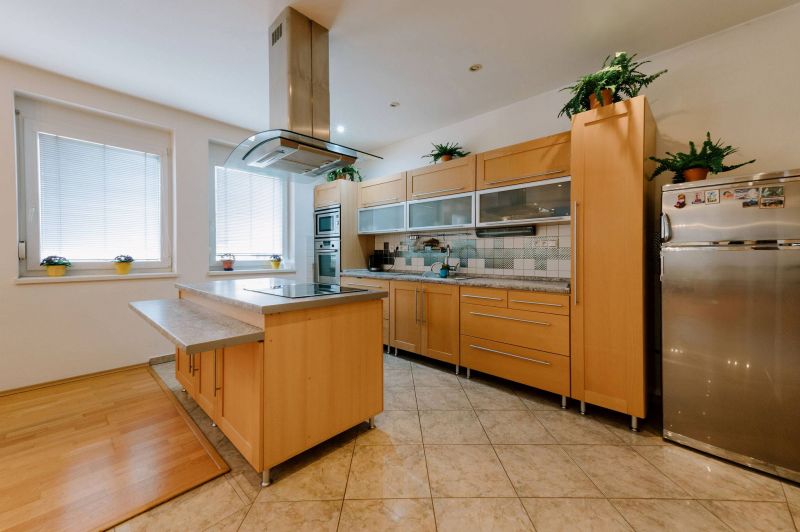 Rodinný dom s garážou a bazénom - 3