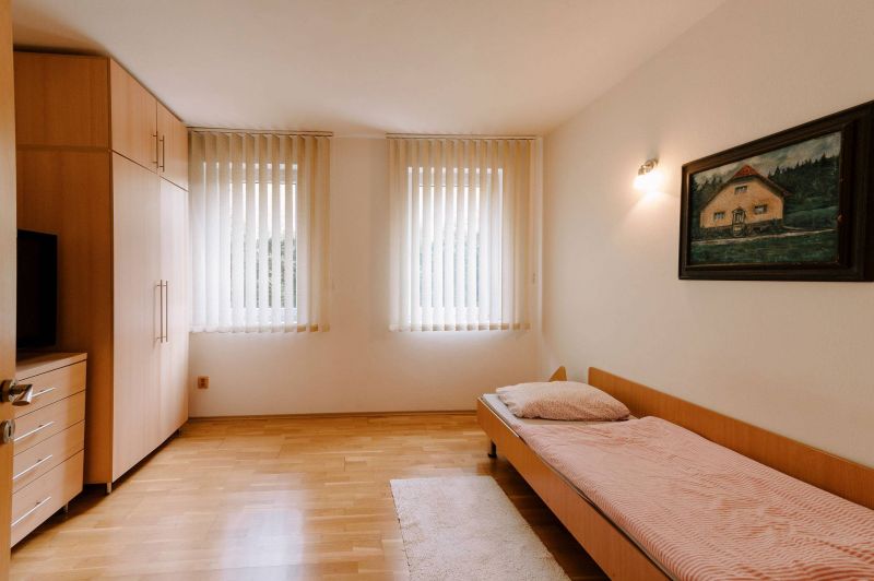 Rodinný dom s garážou a bazénom - 15