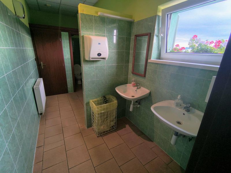 Reštaurácia pri hlavnej ceste s veľkým pozemkom - 15