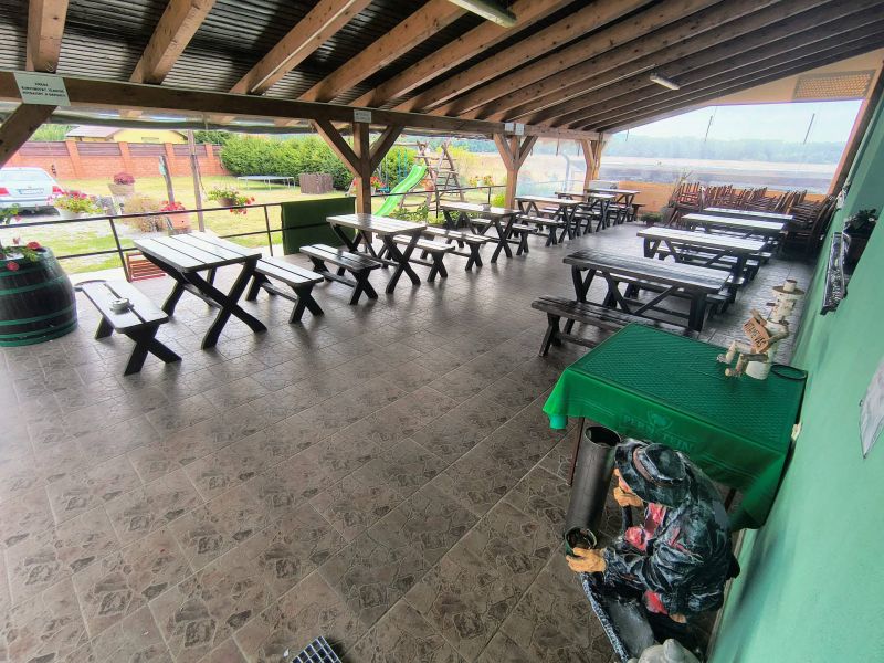 Reštaurácia pri hlavnej ceste s veľkým pozemkom - 5
