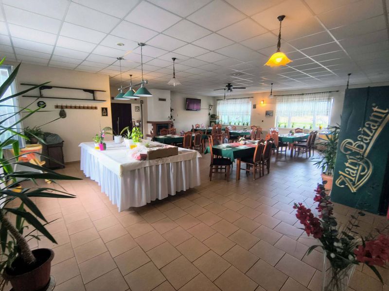 Reštaurácia pri hlavnej ceste s veľkým pozemkom - 16