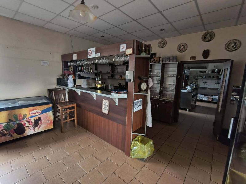 Reštaurácia pri hlavnej ceste s veľkým pozemkom - 18