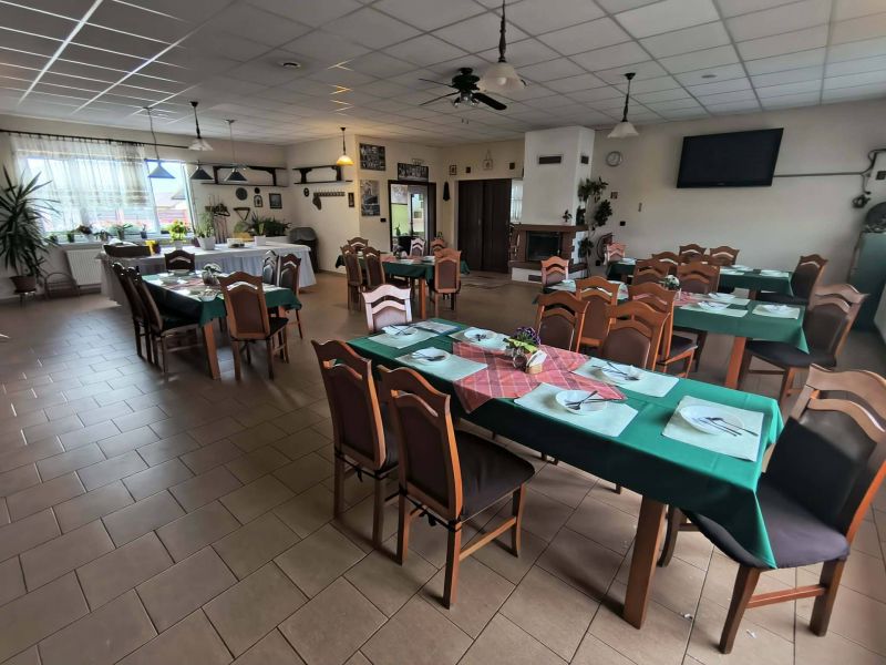 Reštaurácia pri hlavnej ceste s veľkým pozemkom - 19