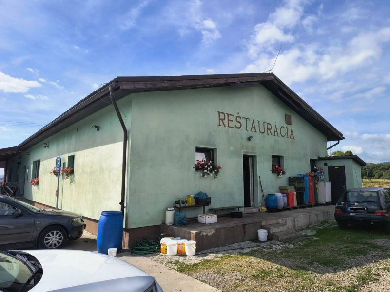 Reštaurácia pri hlavnej ceste s veľkým pozemkom - 1