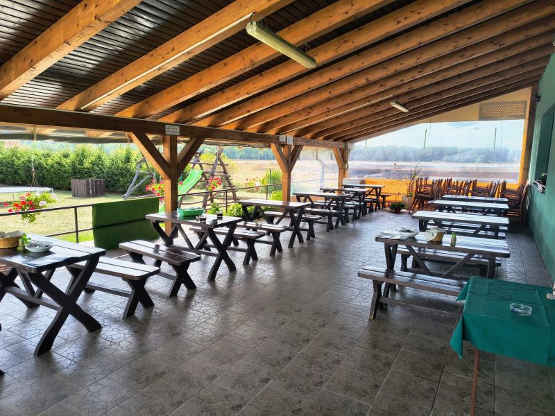 Reštaurácia pri hlavnej ceste s veľkým pozemkom - 3