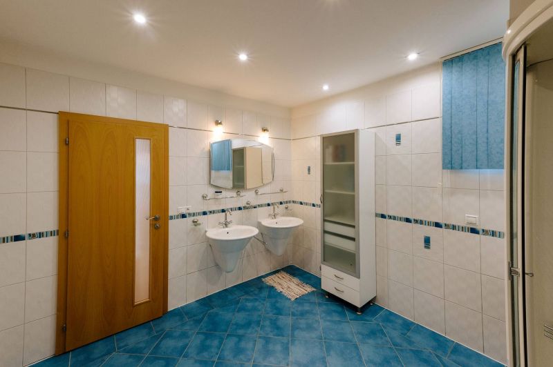 Rodinný dom s garážou a bazénom - 12