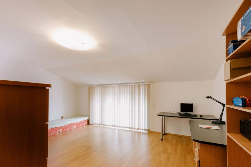 Rodinný dom s garážou a bazénom - 16