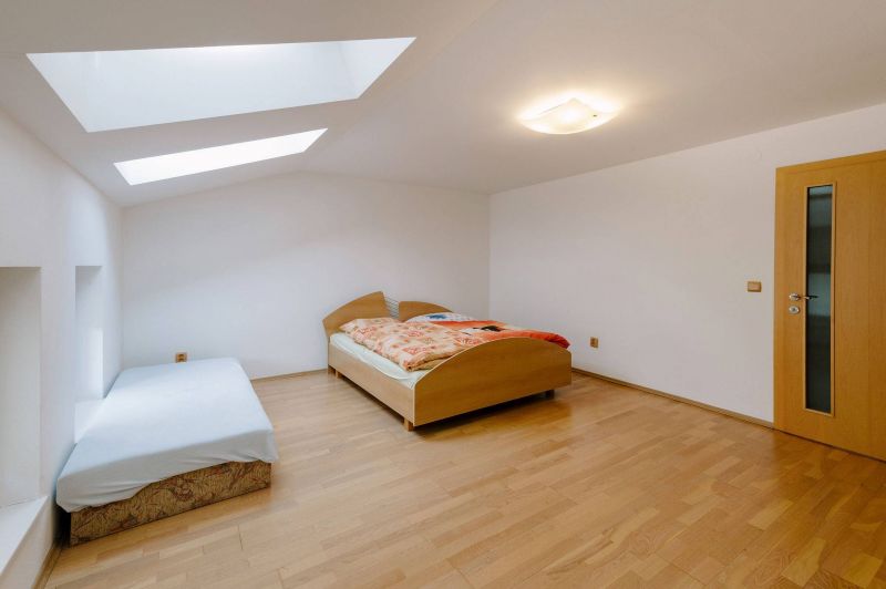 Rodinný dom s garážou a bazénom - 17