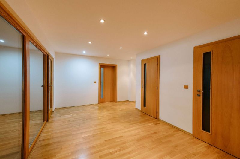 Rodinný dom s garážou a bazénom - 18