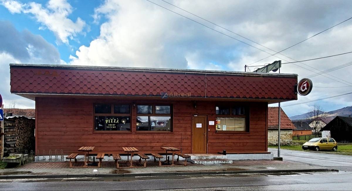 Prevádzková budova v centre mesta Turany.