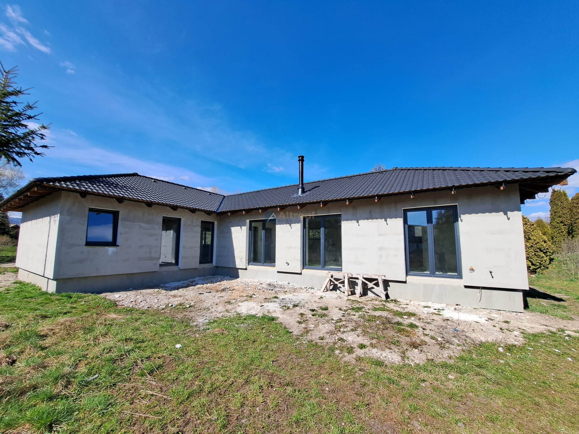 5 rodinných domov v uzavretom areáli, Valča. Pozemok 565 m2. - kopia