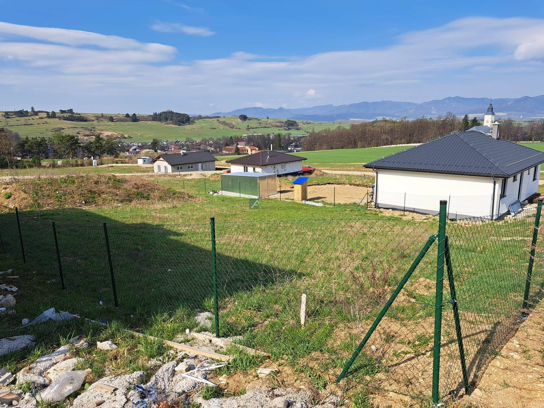 Stavebný pozemok s projektom rodinného domu, výmera 840 m2, Necpaly.