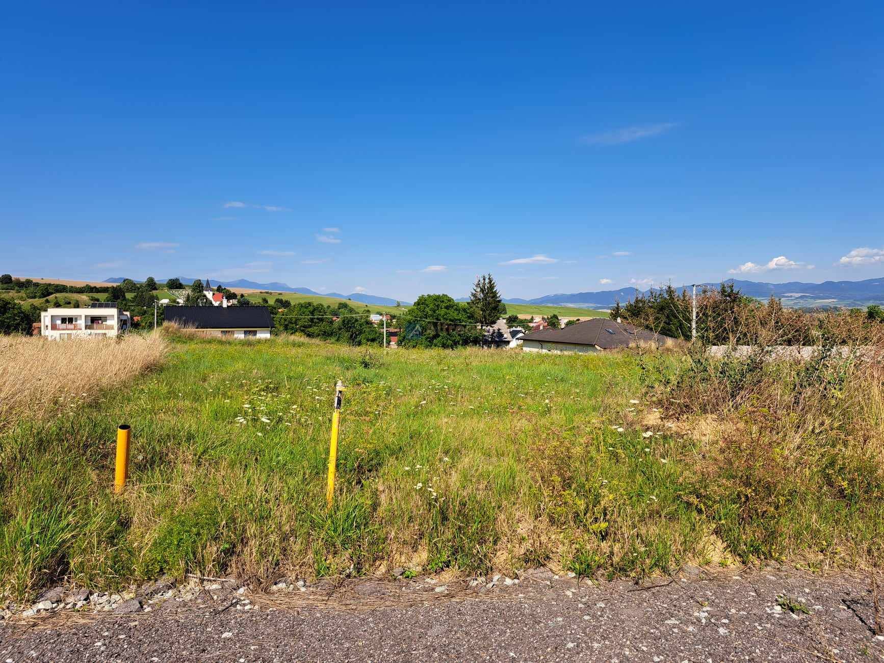 Stavebný pozemok, všetky IS, Valča.